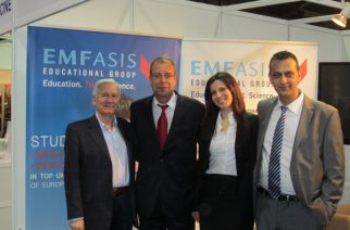 Όλη η ομάδα της EMFASIS. Εξ αριστερών ο Dr.Symeou, στο μέσον ο κ.Εμφιετζόγλου Μένανδρος, η κόρη του Ελένη (διευθύντρια γραφείων Αθηνών) και ο Ανδρέας Κουρής.